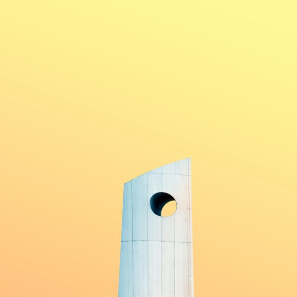 Moderne Architektur vor gelbem Himmel